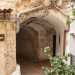 Ritorniamo infine su strada Dei 62 Marinai per proseguire questa volta dritto fino a incrociare sulla sinistra lArco San Rocco, chiamato u u-rche inde o u u-rche (larco nellarco)